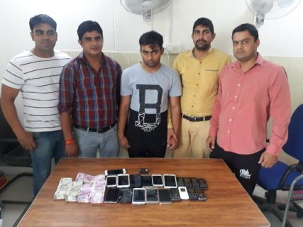 ऑनलाइन कम्पनी से मोबाइल मंगवाता और मेल करता खाली डिब्बा आया, आख़िरकार पकड़ा गया