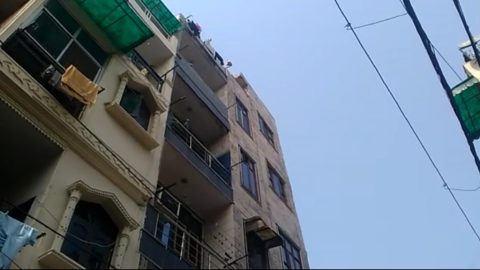 रोहिणी में करवा चौथ पर पत्नी को मारे 18 चाकू पति कूदा चौथी मंजिल से मौत