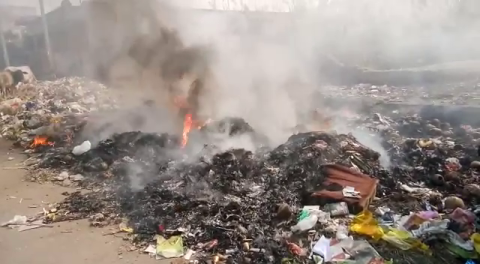 Burari Nathupura Road : जलता कूड़ा और उडती धूल से बढ़ा नार्थ दिल्ली का पोल्यूशन