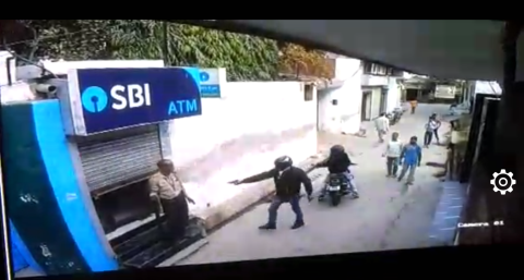 दिल्ली के कंझावला में ATM कैश वेन की लूट की कोशिश नाकामियाब, लुटेरों ने गार्ड को मारी गोली।गार्ड की बंदूक लेकर भागे लुटेरे । मामला सीसीटीव में कैद