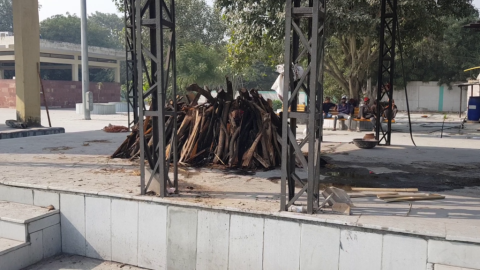 नरेला में जलती चिता बुझाकर महिला का शव निकाला