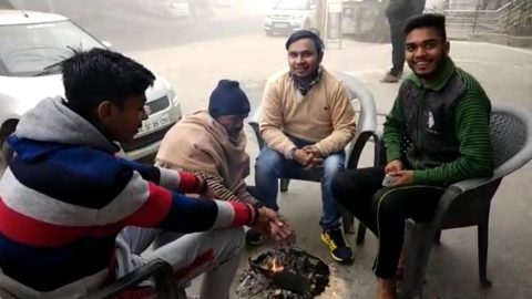 दिल्ली में कड़ाके की ठंड , देखिये क्या कर रहे है लोग