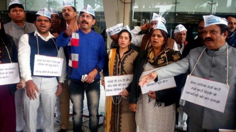 एमसीडी कर्मचारियों को नहीं मिल रही तनख्वाह लेकिन 5 सितारा होटल में BJP नेता करते हैं आलीशान पार्टियां: AAP