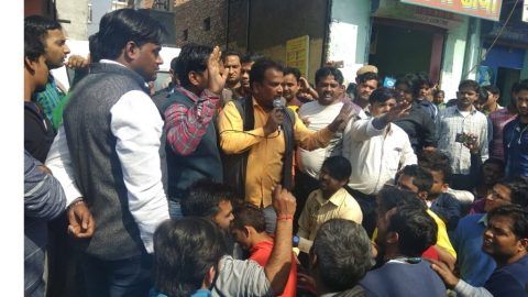 नॉर्थ-वेस्ट दिल्ली के स्वरूप नगर थाने पर सैकड़ों दुकानदारों ने घेराव कर जताया विरोध।