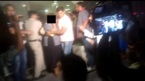 दिल्ली : भिवाड़ी गैंग रेप पीड़ित महिला हनी ट्रैप में गिरफ्तार । ढाई करोड़ रूपये लेती महिला गिरफ्तार