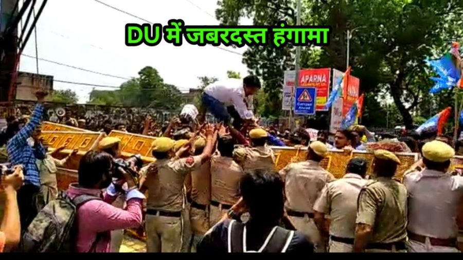 NSUI Protest at DU Metro Station