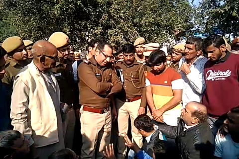 दिल्ली के बवाना में दिनदहाड़े सरेआम युवक की गोलियों मारकर हत्या, गुस्साए परिजनों ने शव रखकर सड़क पर किया प्रदर्शन
