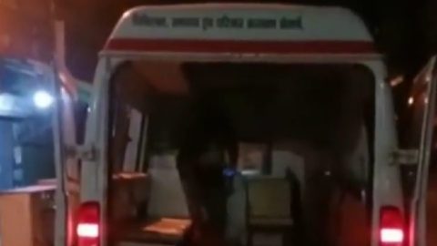 बुराड़ी MLA संजीव झा ने एरिया में कोरोना पॉजिटिव शख्स की मदद करते हुए उन्हें अस्पताल पहुंचाया