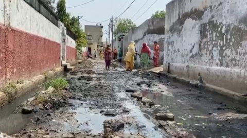 दिल्ली के गांव में जनता ने नेताओ की No Entry के पोस्टर लगाये