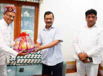 मुख्यमंत्री अरविंद केजरीवाल से मिले दिल्ली सफाई कर्मचारी आयोग के  चेयरमैन संजय गहलोत