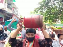तिमारपुर में महिला कांग्रेस ने खाली सिलेंडर लेकर महंगाई के खिलाफ किया प्रदर्शन