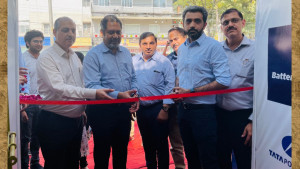 Mr. Dwijadas Basak, Chief- Commercial, Consumer Experience& Social Impact Group, Tata Power Delhi Distribution Limited and Mr. Siddharth Sikka, Co-founder, Battery Smart at the inauguration of Battery Swap Point in Pitampura, New Delhi