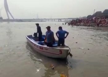 कल मंगलवार को यमुना में डूबे लड़के का शव अभी तक बरामद नहीं